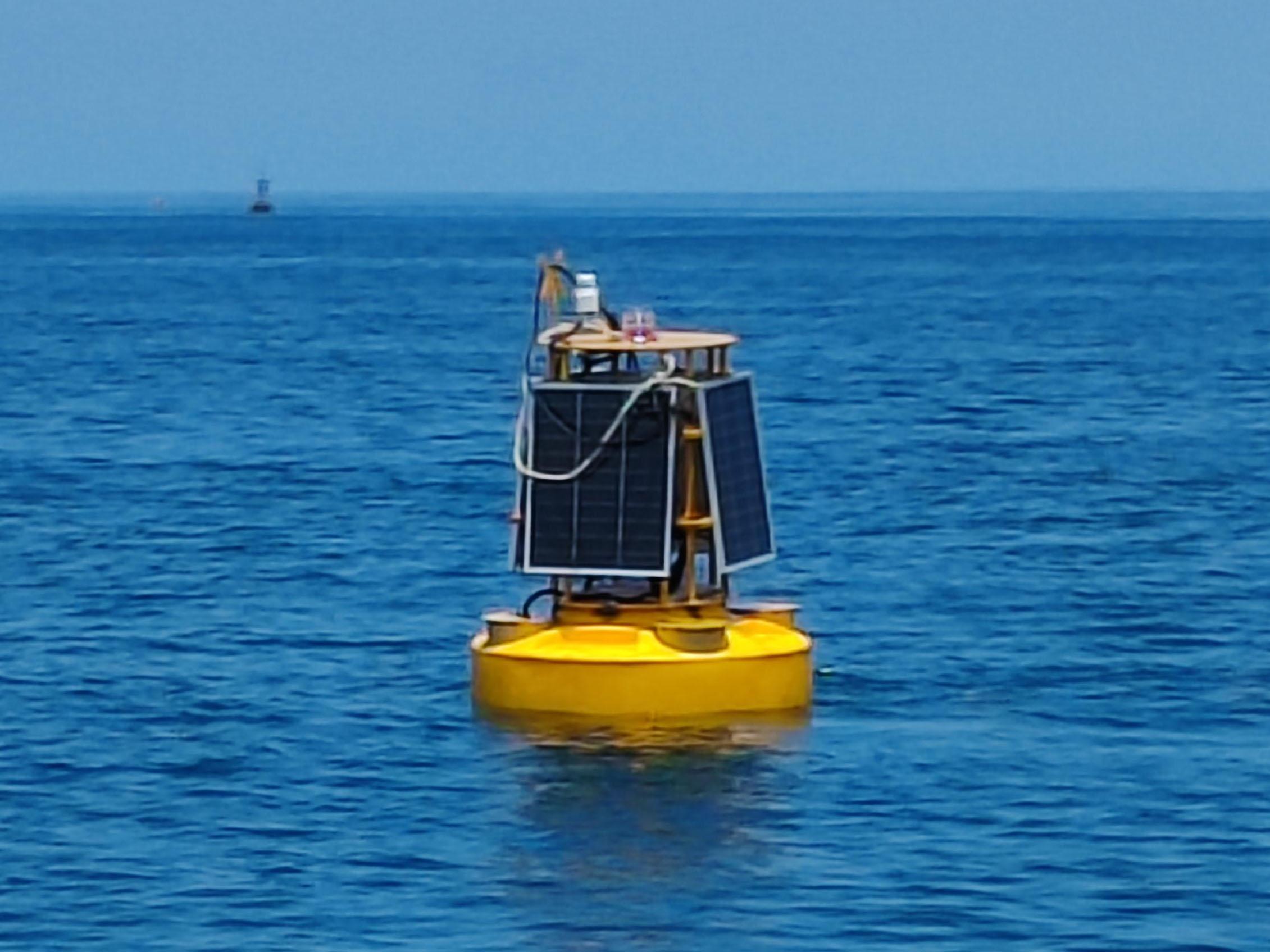 湛江市东海岛海水水质浮标站、岸边站现场案例